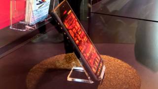 NERV特別仕様スマートフォン」写真、ヱヴァンゲリヲン新劇場版：QとNTT