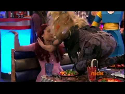 Sam & Cat kiss
