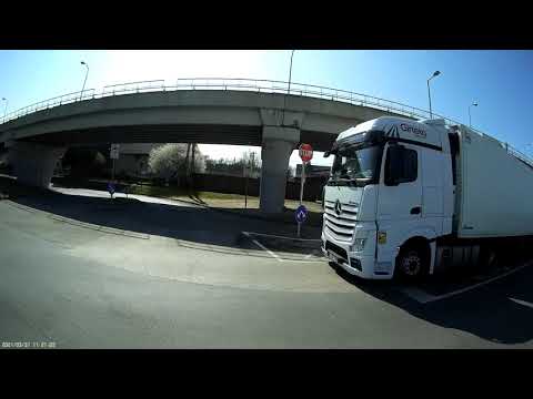 #jászberényiútstoptábla jobbról kamionnal - Perverted stop signs with a truck