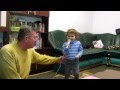 дедушка внучки 2,5 года, помогает петь в караоке 