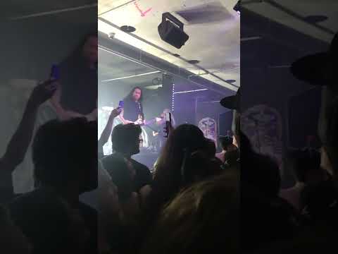 Herman Li kicks out 2 fans