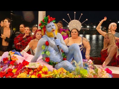 JO PARIS 2024 - Philippe Katerine, tout bleu, rend hommage à Dyonisos