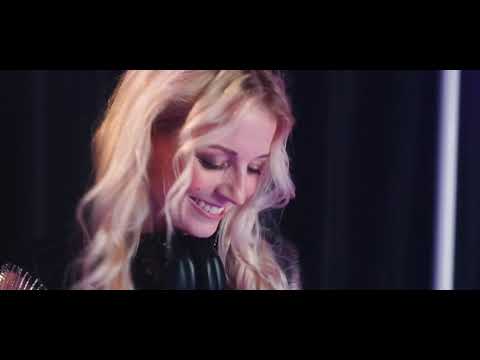 De Zingende DJ (Female)