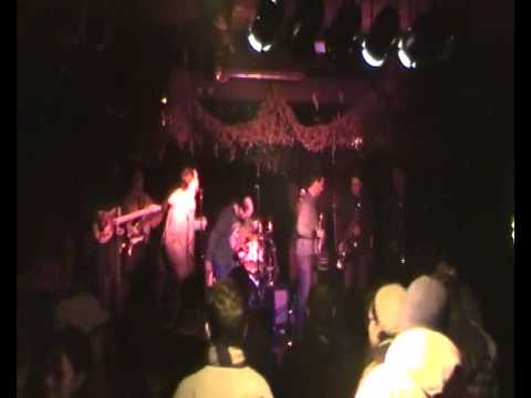 Flaming Mo ls. Irie Miah & The Massive Vibes "Frieden und Liebe"