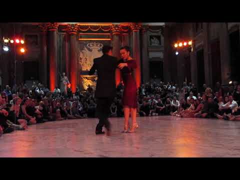  Neri Piliu  and  Yanina Quiñones  are  dancing  to  the  tango  "  Rie Payaso  "  at  Genova Festival Bravo  in  2018