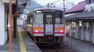 preview picture of video '早朝の新見駅と芸備線始発快速列車(Early-morning Niimi Station & First Rapid Train)'