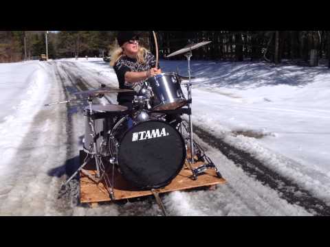 VIDEO! Un american c&acirc;ntă la tobe &icirc;n timp ce se dă cu sania