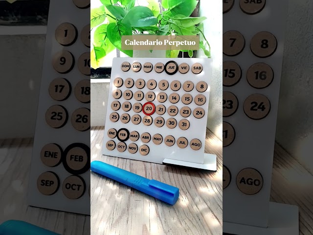 Vídeo relacionado con YXWJ 48x49x5,8 cm (18,9x19,3x2,3 Pulgadas) Calendario perpetuo Calendario de Escritorio Simple Calendarios de Escritorio y Suministros Decoración de Pared