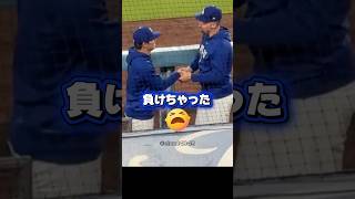 地区シリーズ第2戦負けたことについて山本由伸に報告するドジャース•スネル￼