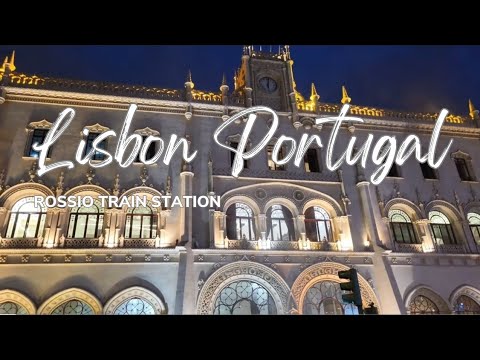 Lisboa, Portugal - A bela estação ferroviária do Rossio à noite