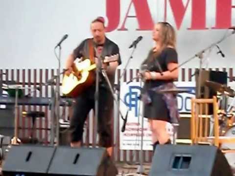 Míša Leicht a Ilon Leichtová: Nalejvej