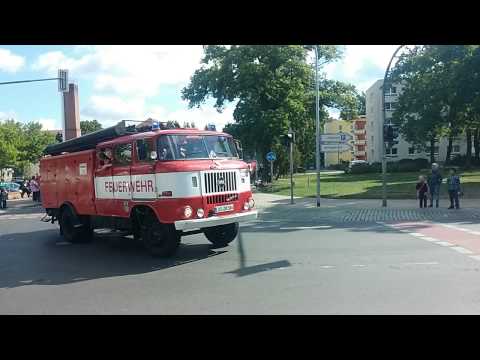 Feuerwehr 135 Jahrfeier Fahrzeugparade Blaulicht