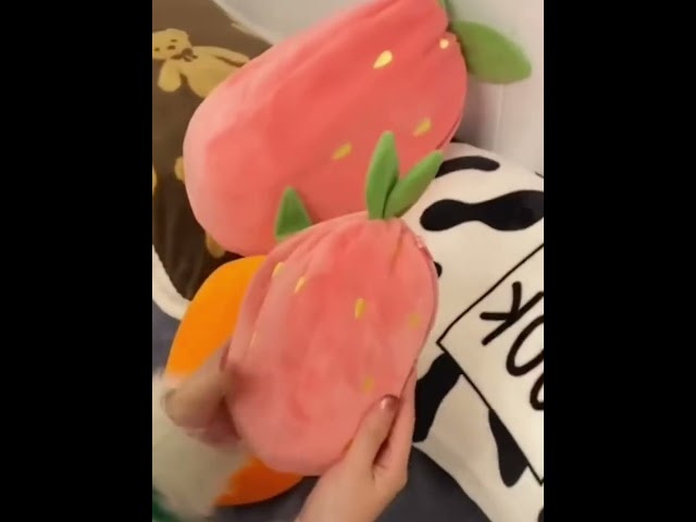 Vídeo relacionado con OSDUE Conejito de Peluche, Juguete de Peluche de Conejito Reversible, Conejito de Fresa de Zanahoria, Almohada de Fresa de Zanahoria de Conejito Reversible con Cremallera, Regalo de Conejito de Pascua