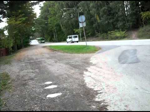 Gamla Uppsala Buss 140 åker iväg från hållplats "Brostugevägen" (igen)