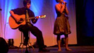 fylicia chante les beatles " I want to hold your hand "