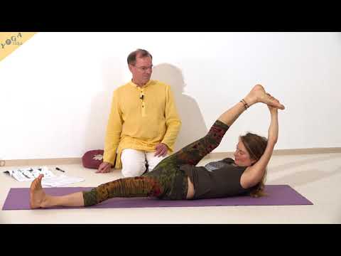 Liegender Spagat mit Oberarm hinter dem Kopf - Yoga Asana Lexikon