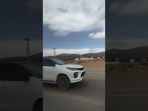 Caminando por la entrada de Humahuaca en Jujuy, Atgentina