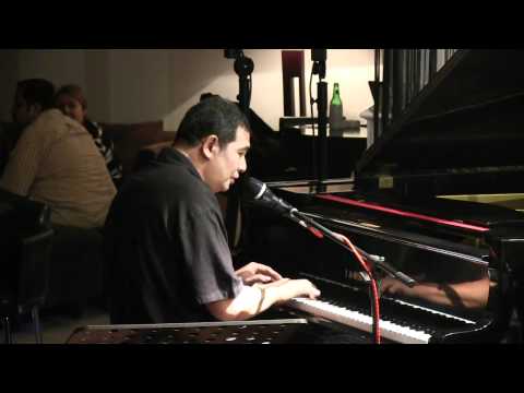 Idang Rasjidi Trio ft. Margie Segers - Dindi @ Mostly Jazz 25/01/12 [HD]