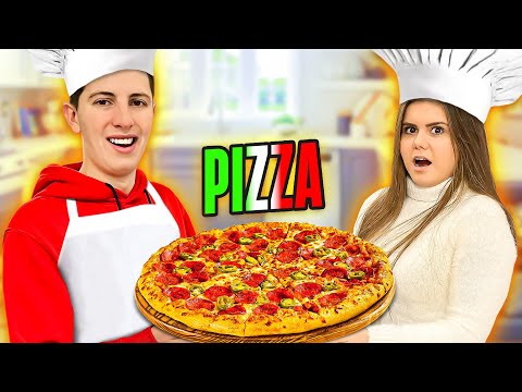 DEVOJKA I JA PRAVIMO PIZZU