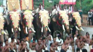 preview picture of video 'PERUVANAM POORAM. CHERPU BHAGAVATHI  2011 MARCH PANCHARI -PERUVANAM KUTTANMARAR-Early morning hours'