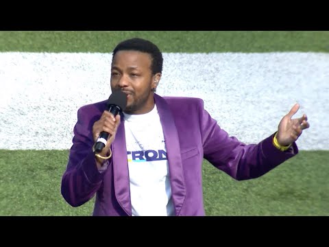 Wyn Starks Performs a Halftime Performance of the Minnesota Vikings vs. Chicago Bears Game