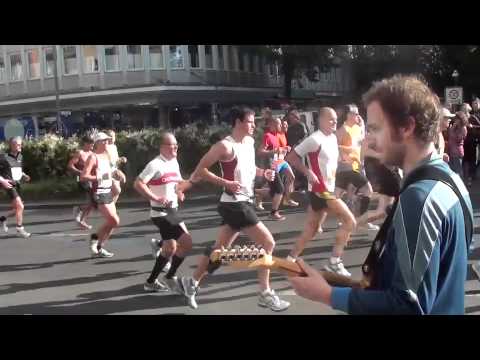 berlin marathon 2011 : band is rocking the runners