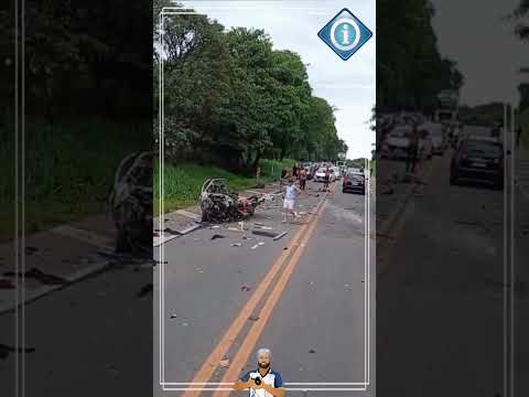 DUAS MORT3S | Grave acidente na MG-050 em Itaúna deixa carro completamente destruído
