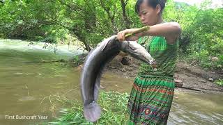 Download lagu Survival Skills - Primitive Life Finding Catch Big Fish To Bushcraft Cooking - Catfish With Eggs mp3