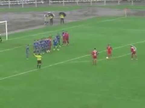 Jolie combinaison pendant un coup franc