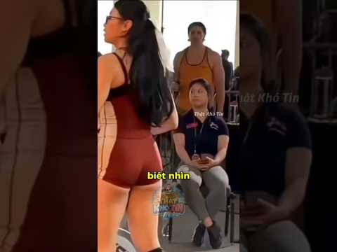 Cô ấy rối lên vì quên mang dây đai