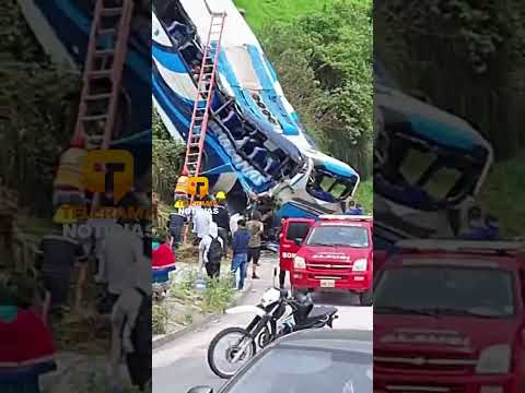 Un bus de pasajeros de la cooperativa Amazonas se volcó la tarde de este lunes en el sector Casual