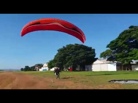 Decolagem alpina e pouso de paramotor em Atibaia