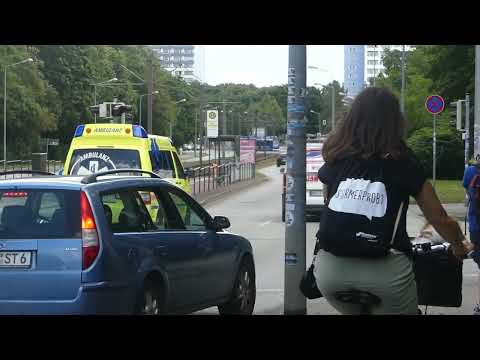 [KTW sichert Kreuzung für NEF] NEF 11/82-01 BF Rostock NA Wache Südstadt + KTW Ambulanz Millich