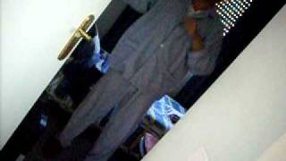 Señor bailando "Pa' ti, pa' tu primo" de Los Chunguitos