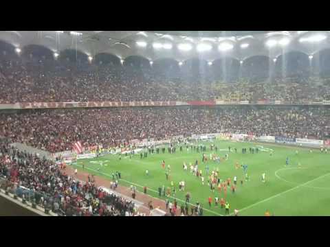 Suporterii lui Dinamo au intrat pe teren la finalul meciului cu FCSB, 1-2