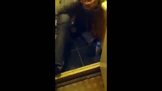 Пьяный парень уснул в туалете стоя - Видео онлайн