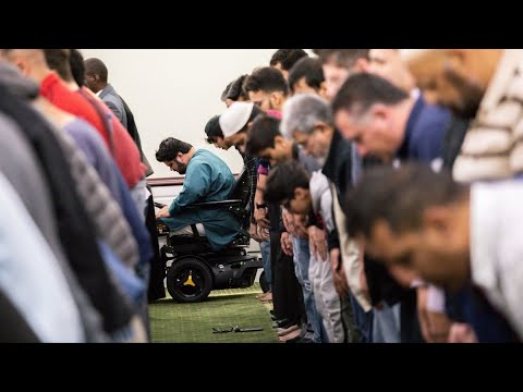 Nëse shpërqëndrohemi në namaz duke hedhur shikimin majtas djathtas, a duhet të bëjmë sevisexhde?