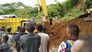 preview picture of video 'Satu truck dan Rumah terjebak dalam longsor Desa Tabarenah, Curup Utara kabupaten Rejang Lebong.'