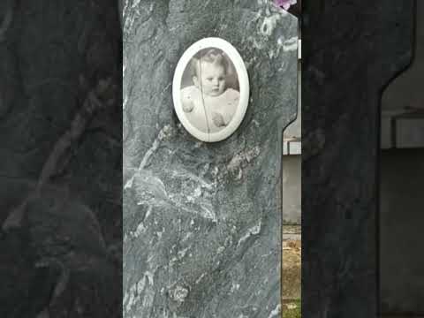 Dois anjinhos no antigo cemitério de Santiago RS
