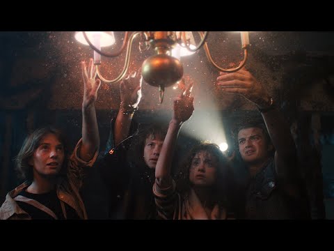 Talking through the lights in the Upside Down - Stranger Things 4 [4x7]