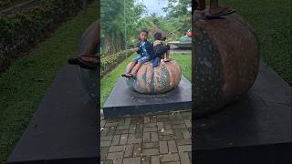 Download lagu dafa fais sitting on a giant pumpkin😱😱😱 #trendingshorts #funny mp3