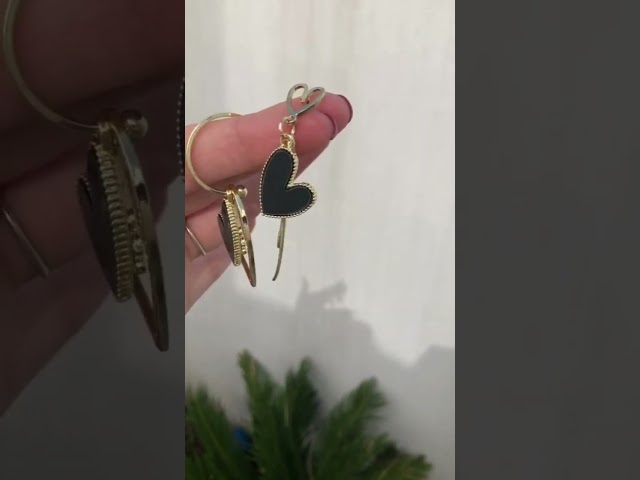 Vídeo relacionado con Weenkeey 2 pares de aretes góticos de espada de daga retro largos con gancho de espada punk, aretes colgantes para mujer, color plateado y negro