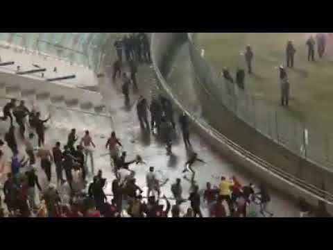 ULTRAS DO ESPERANCE TUNIS A PERSEGUIREM A POLÍCIA