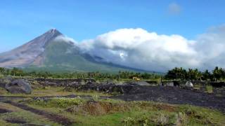 preview picture of video 'Mayon Volcano December 30, 2009 7:27AM (b)'