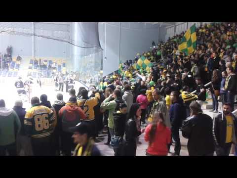 Vsetín fans v Kopřivnici - ČF4, PÁ 3.3.2017 - Zbrojovka gól, vlajky+balónky v přerušené hře