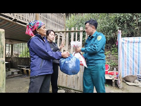 Moc demanded that the police officer return the items and money that the man had brought