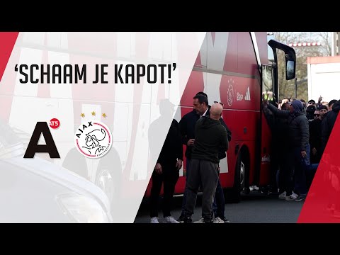 Beelden: harde kern Ajax wacht spelersbus bij Arena op