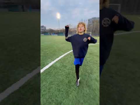 ESTE NIÑO DE 11 AÑOS CONTROLA EL BALÓN COMO UN PROFESIONAL