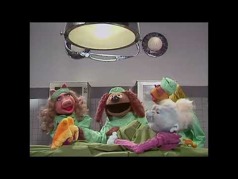 The Muppet Show - 404: Dyan Cannon - Veterinarian’s Hospital: Old Lady (1979)