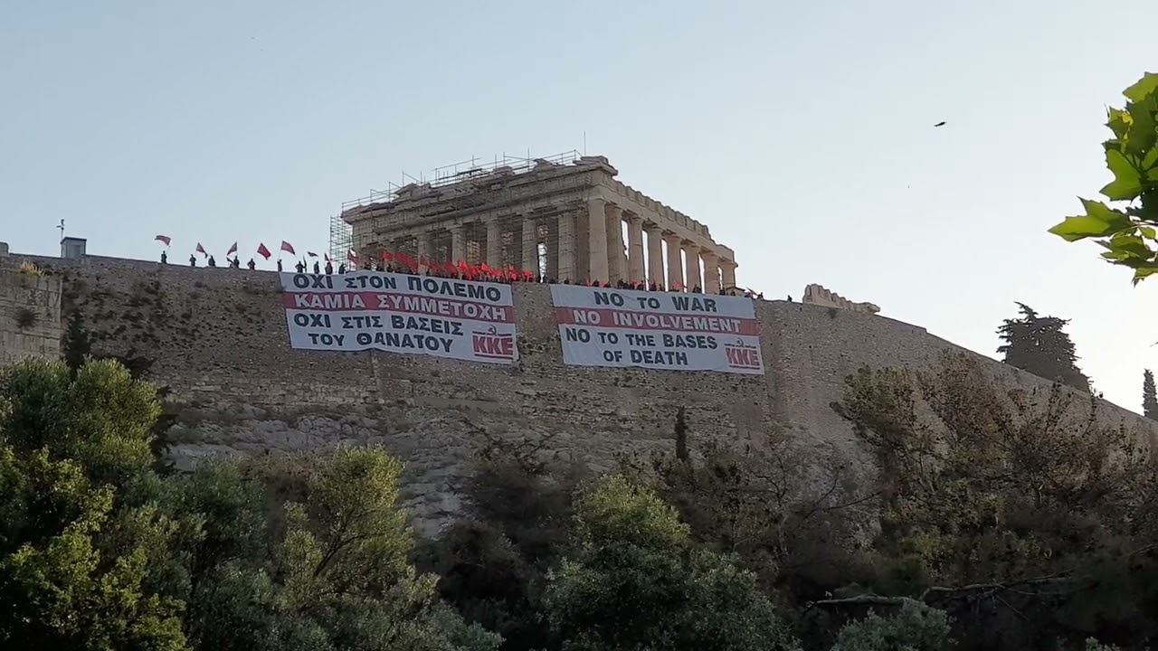 Kommunisten entfalten Protestbanner auf der Akropolis